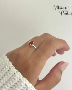 Anel Regulável com Zircônia Oval Vermelha