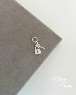 Berloque Cadeado Cravejado com Chave