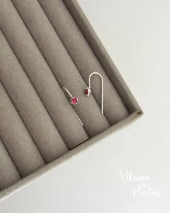 Brinco Fio com Zircônia Rubi