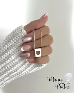 Colar Plaquinha Retangular com Coração Vazado