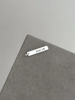 Pingente Plaquinha Comprida Personalizada "Josué 1:9"